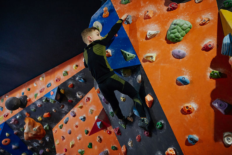 Niño escalando una pared