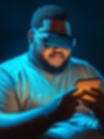 Hombre usando auriculares VR