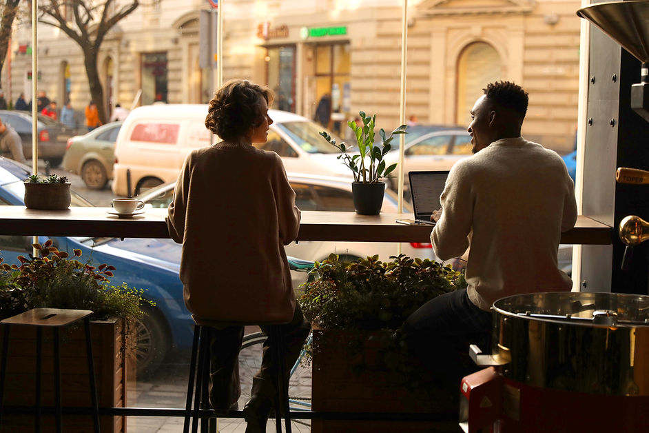 Conversation au café