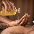 Gießen von Massageöl