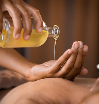 Verser de l'huile de massage