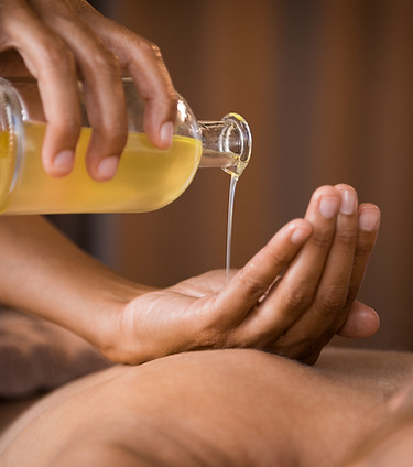 Huile de massage versée