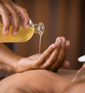 Verser de l'huile de massage