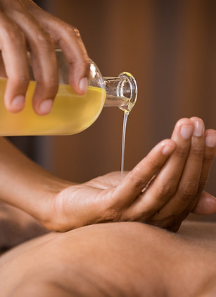 Gießen von Massageöl
