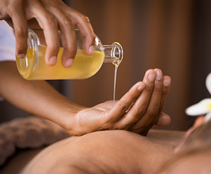 マッサージオイルを注ぐ