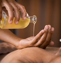 femme-qui-verse-huile-de-massage-celine-bossard-praticienne-massage-nantes-sud