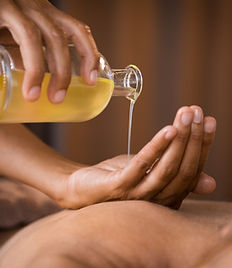 마사지 오일을 붓는다