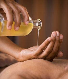 Verser de l'huile de massage