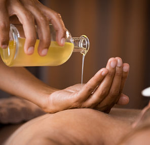 Gießen von Massageöl
