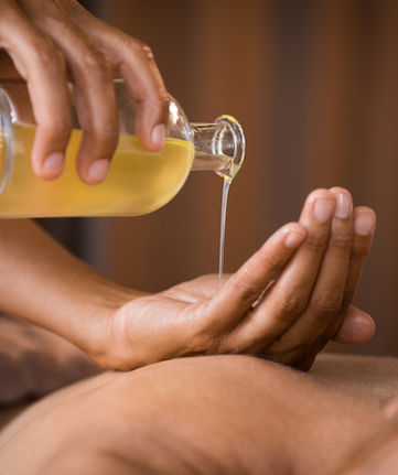 Verter aceite de masaje