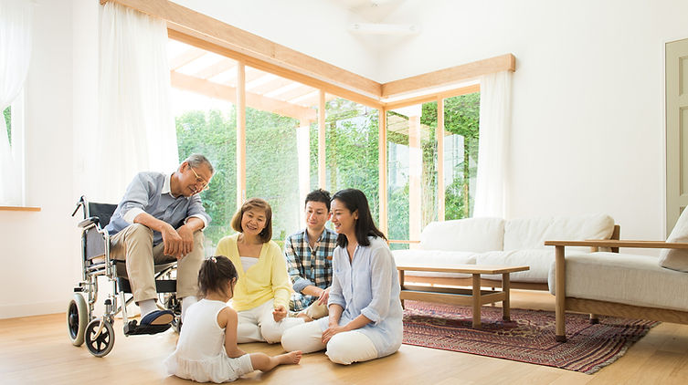 リビングでくつろいでいる三世代