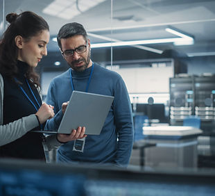 Professionisti della tecnologia in ufficio