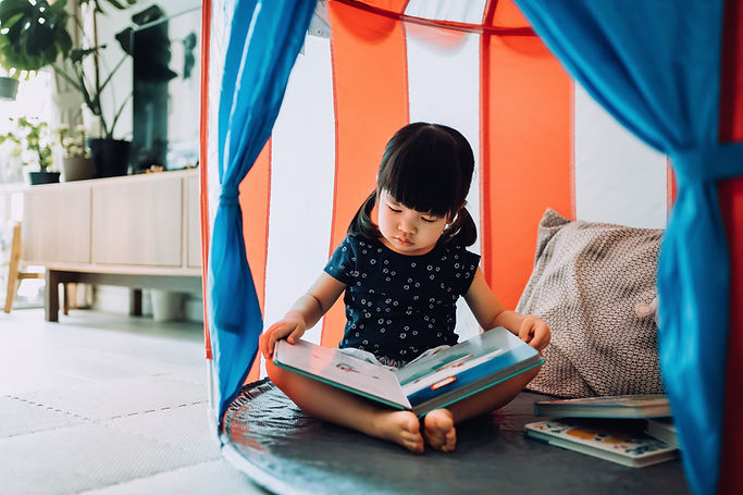Lecture dans une tente d'intérieur