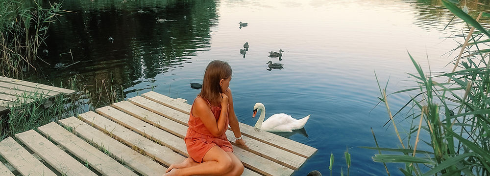 Voyage écologique : explorez les sentiers préservés du Jura lors d'une randonnée autour d'un lac cristallin, une expérience immersive pour les amoureux de la nature.