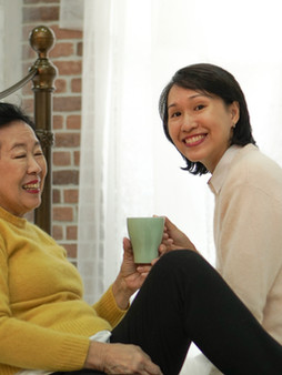 Maman et fille souriant ensemble