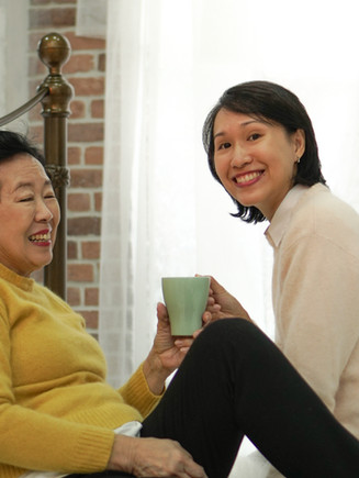 Maman et fille souriant ensemble