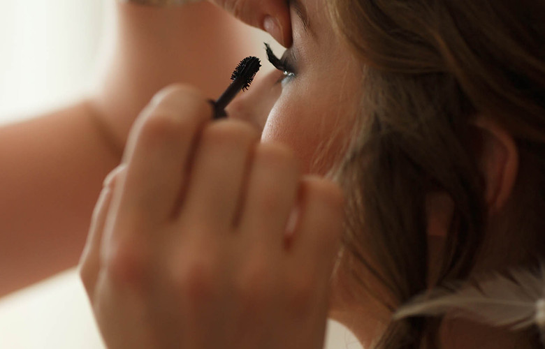 Auftragen von Braut-Make-up