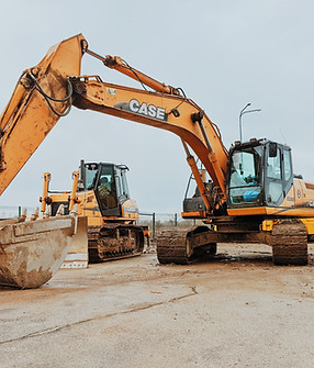 Escavadeiras no local