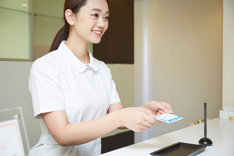 病院の受付で働く女性
