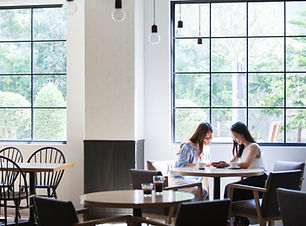 モダンなカフェ