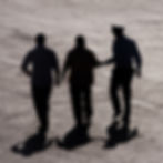 Silhuetas na calçada