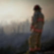 Un pompier observe un incendie de forêt