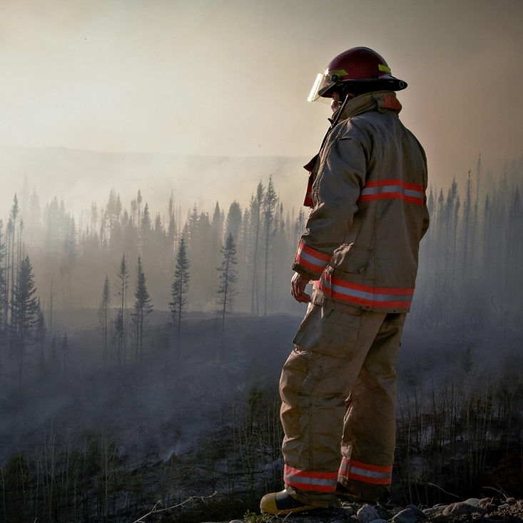 Un pompier observe un incendie de forêt