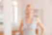 Femme souriante dans un studio de yoga