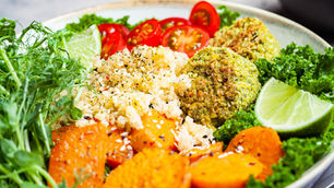 Quinoa-Salat mit Avocado und Tomate | Rezepte | schmerzcenter.com