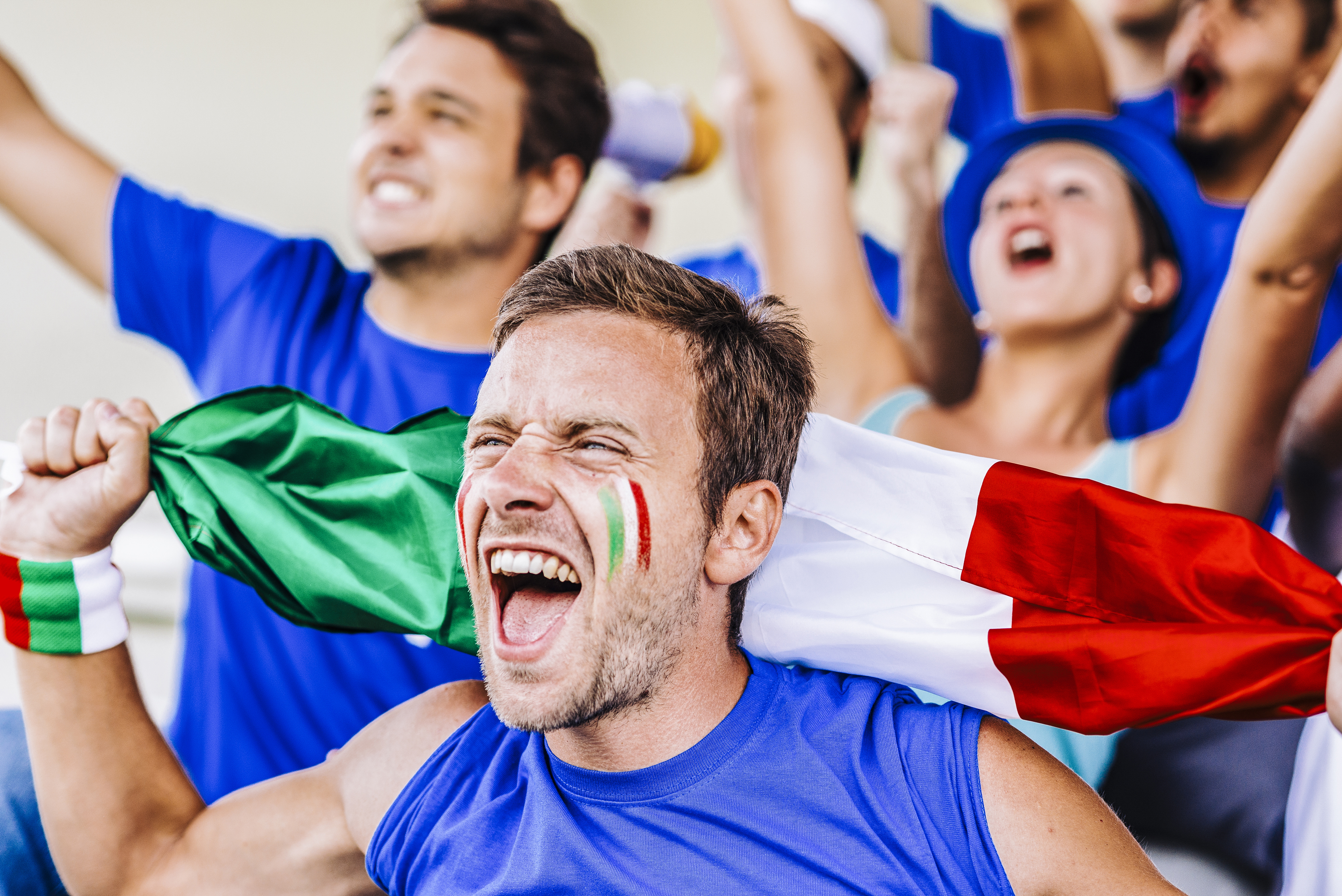 I Corsi di inglese su misura per teen e adulti sono organizzati in classi omogenee per livello secondo il QCER (A1-C2): principianti, intermedi o avanzati, per un apprendimento efficace e personalizzato.
dal livello base alla certificazione!
In ogni corso offriamo lezioni dinamiche per sviluppare le abilità di ascolto, conversazione, lettura e scrittura, con focus su situazioni reali (viaggi, lavoro, studio). Oltre all'apprendimento della lingua forniamo una preparazione mirata a certificazioni internazionali valide per università, CV e concorsi.
In poche settimane ottieni competenze pratiche e un certificato riconosciuto globalmente. Contattaci per un test di livello gratuito e senza impegno e valuteremo insieme il percorso adatto alle tue esigenze!