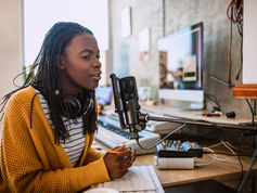 Empowerment of talented citizens through journalistic information structures