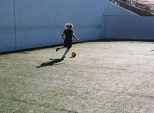 Femme jouant au football