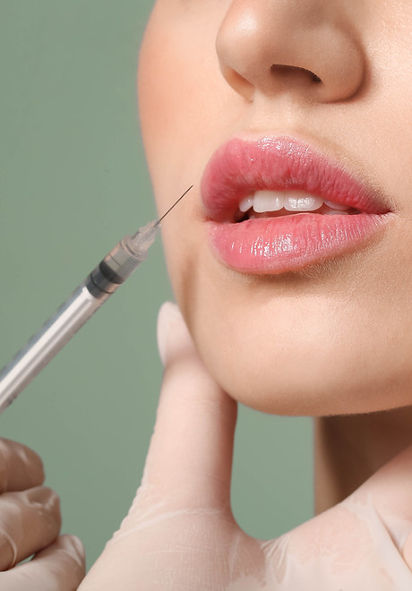 Mulher tendo botox labial