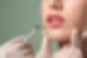 Frau mit Lippen-Botox