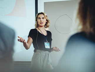 Person, die eine Präsentation hält: Auftrittstraining, Präsentationstraining durch URImpuls.ch