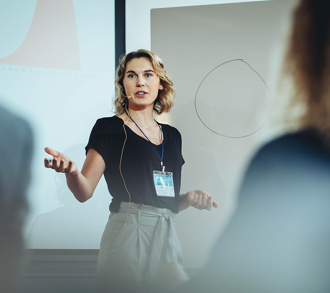 Persona sosteniendo una presentación