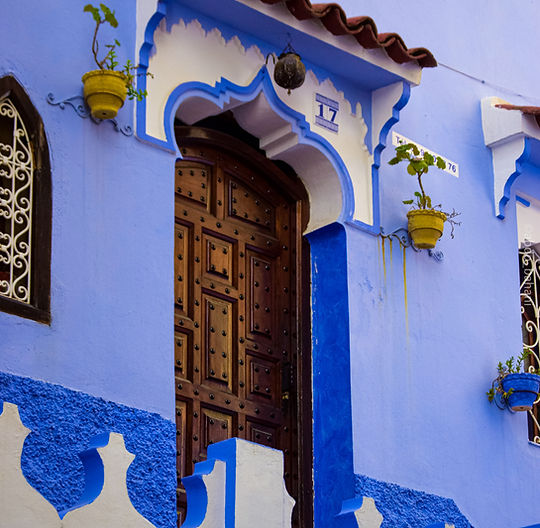 Marrakchee le thé glacé marocain et une maison traditionnelle marocaine