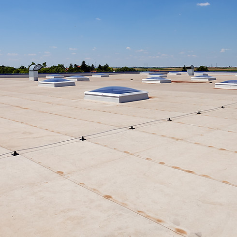 Flat roof with skylight and hydro insulation membranes