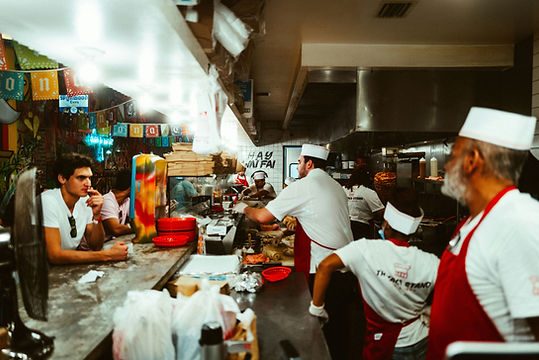 Cozinha movimentada de restaurante de tacos