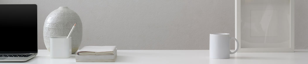 um computador lapis e livros indicando a terapia online e o material do psicólogo