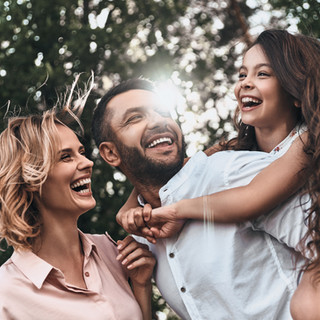 Família feliz na floresta