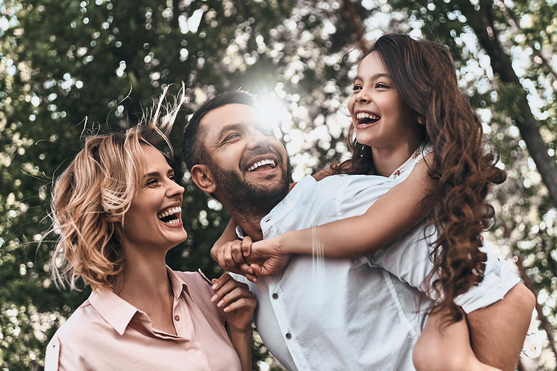 Família feliz na floresta