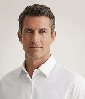 Man in wit overhemd