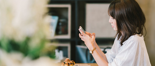 スマホを見る女性