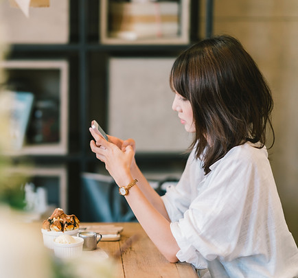 スマホを見る女性