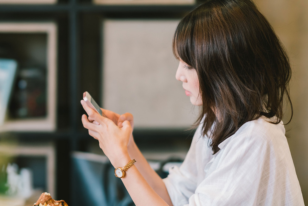 スマホを見る女性