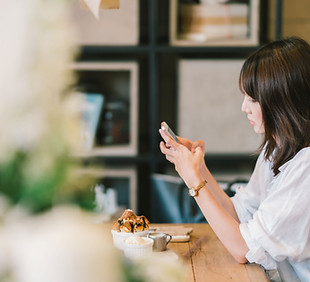 Mulher em seu telefone