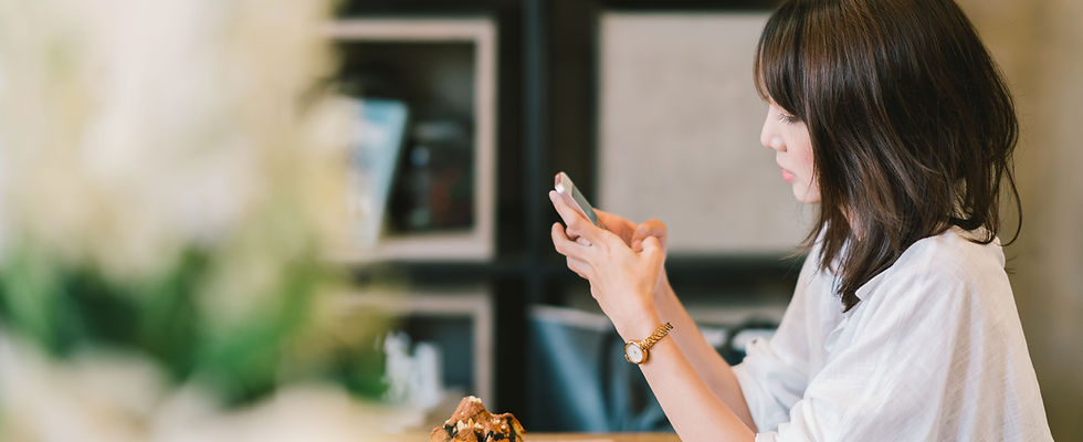 スマホを見る女性