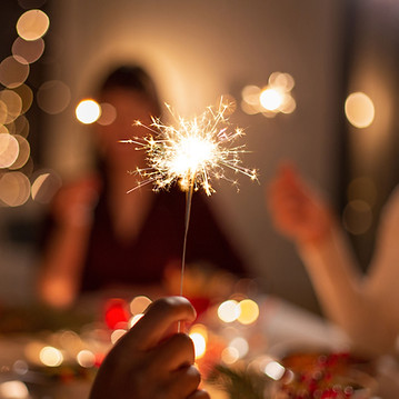Moment de célébration avec des étincelles
