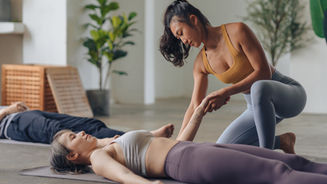 Eine Therapeuten, die Zen Thai Shiatsu an einer Dame praktiziert